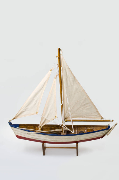 Schiffsmodell auf weißem Hintergrund - Foto, Bild
