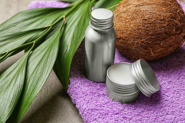 Kosmetyki do włosów i świeżego kokosa na stole - Zdjęcie, obraz