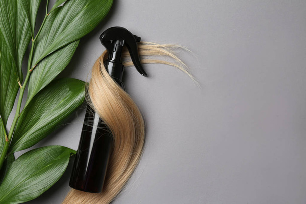 Spray palackot kozmetikai haj a szürke háttér, felülnézet - Fotó, kép