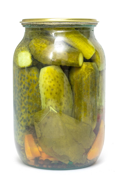 Tarro de pepinos en vinagre sobre fondo blanco
 - Foto, Imagen