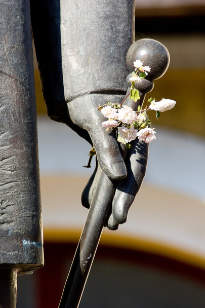 Estatua con flores
 - Foto, Imagen