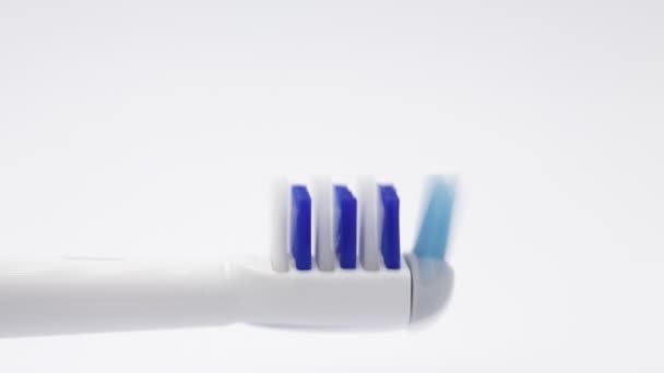 Schnelles Drehen der elektrischen Zahnbürste, Konzept der Reinigung und Gesundheit  - Filmmaterial, Video