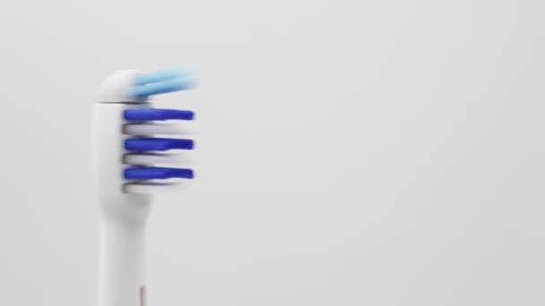 Schnelles Drehen der elektrischen Zahnbürste, Konzept der Reinigung und Gesundheit  - Filmmaterial, Video
