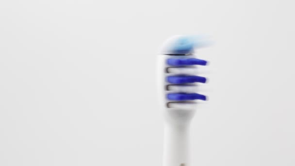 rotación rápida del cepillo de dientes eléctrico, concepto de limpieza y salud
  - Metraje, vídeo