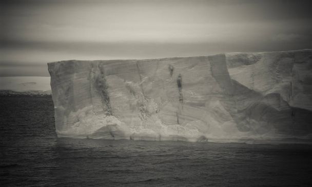 Живописный вид дикого замерзшего ландшафта, Антарктида
 - Фото, изображение