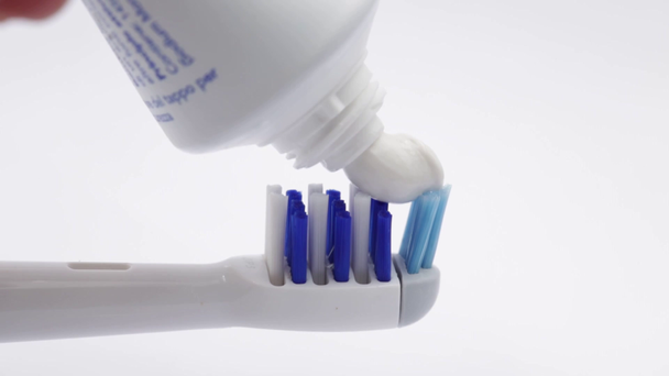 Pasta do zębów i elektryczna szczoteczka do zębów, koncepcja czyszczenia i zdrowia  - Materiał filmowy, wideo
