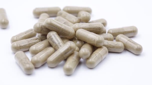 Pillen und Medikamente auf weißem Hintergrund, wie Gesundheits- und Lebenskonzept  - Filmmaterial, Video