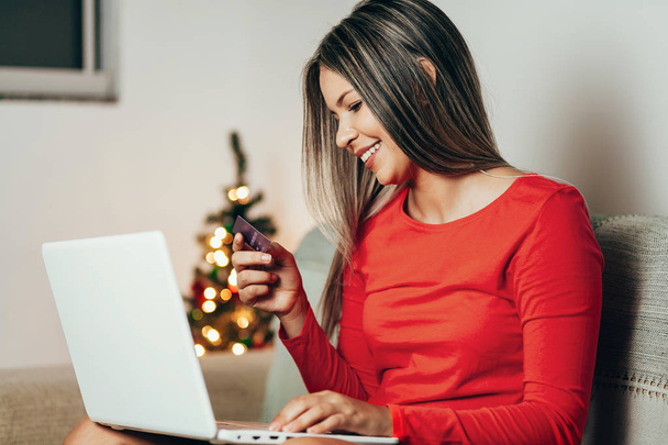 Genç kadın evde Noel hediyeleri online sipariş - Fotoğraf, Görsel