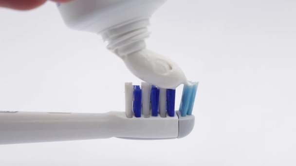 Tandpasta en elektrische tandenborstel, concept van reiniging en gezondheid  - Video