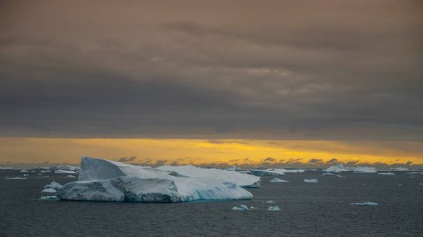 氷の南極セクター、ポーレット島近くの風景 - 写真・画像
