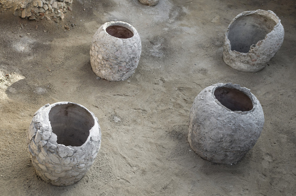 Vecchi scavi in vaso di argilla in rovine antiche della città
 - Foto, immagini
