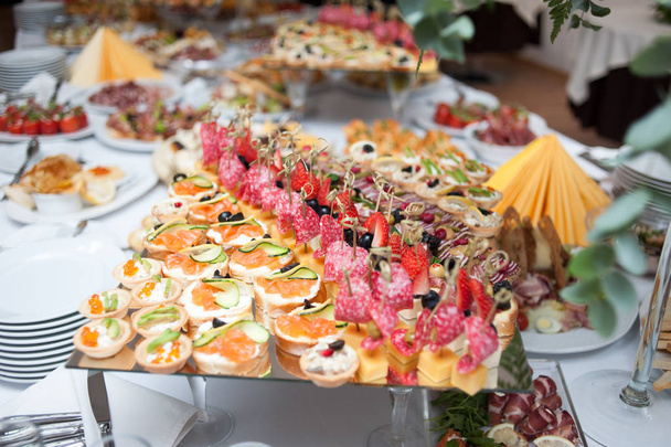 mesa buffet en el banquete. Comida festiva. Comida saliente
 - Foto, Imagen