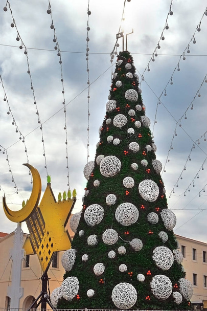 Haifa juhlii kolmen suuren uskonnon vapaapäiviä: kristinusko, juutalaisuus ja islam - Profeetta Muhammedin joulu, hanukka ja syntymäpäivä, Saksan siirtomaa (HaMoshava Hagermanit) Haifassa, Israelissa.
 - Valokuva, kuva