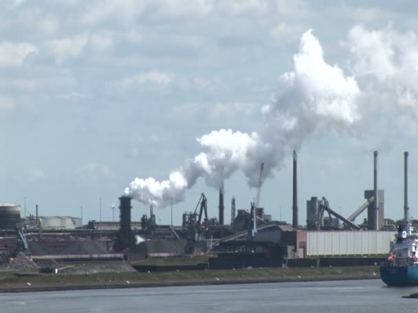 de industriële haven van ijmuiden - de nederland - schoorstenen, rook en vervuiling - Video