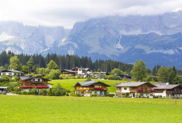 gyönyörű kilátás nyílik az osztrák Alpok és Oberndorf in Tirol, Ausztria - Fotó, kép