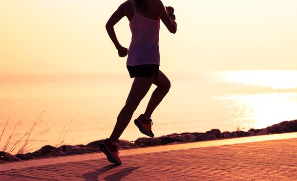 Фитнес-спортсменка бегает по солнечному побережью
 - Фото, изображение