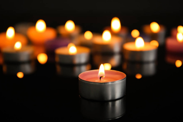 Κάψιμο κεριών σε σκούρο φόντο - Φωτογραφία, εικόνα