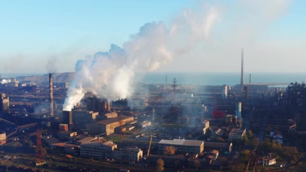 Biały dym z komina przedsiębiorstwa przemysłowego. Zanieczyszczenie środowiska. Widok z lotu ptaka - Materiał filmowy, wideo