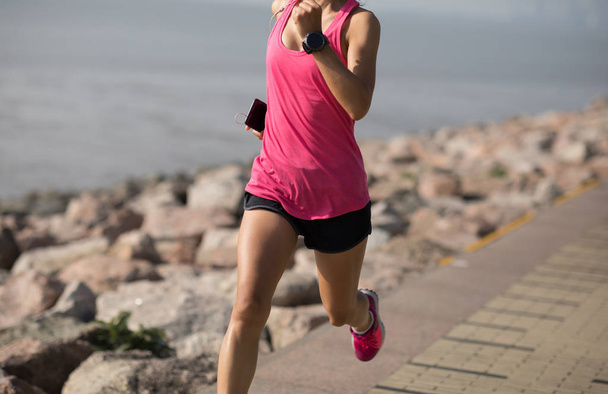 Deportista de fitness corriendo en la costa soleada
 - Foto, Imagen
