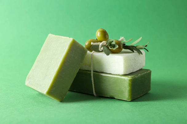 handgemachte Seifenstäbe mit Oliven auf farbigem Hintergrund - Foto, Bild