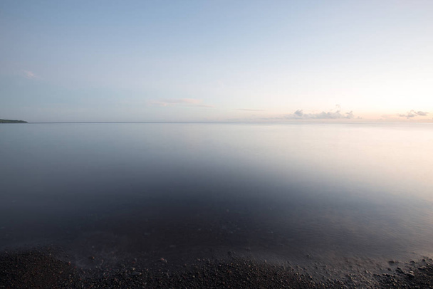 θάλασσα νερό μινιμαλισμό τοπίο ακτή φόντο, ήρεμο μπλε χαρακτήρα  - Φωτογραφία, εικόνα