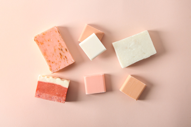 Handmade soap bars on color background, flat lay - Foto, afbeelding