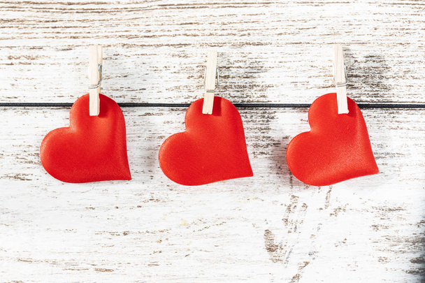Hart opgehangen op een houten achtergrond. Valentines Day concept. - Foto, afbeelding