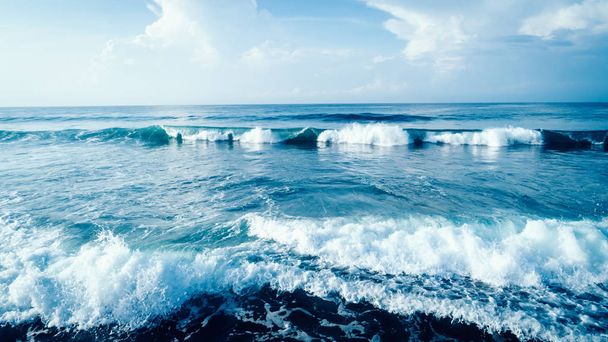 Beautiful sea waves under blue sky - Foto, imagen