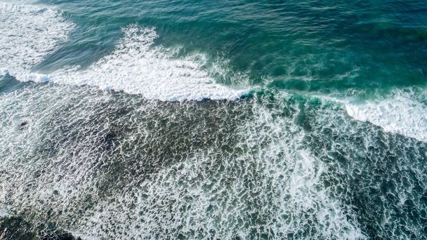 Vista aérea del dron de la hermosa superficie de las olas marinas
 - Foto, imagen