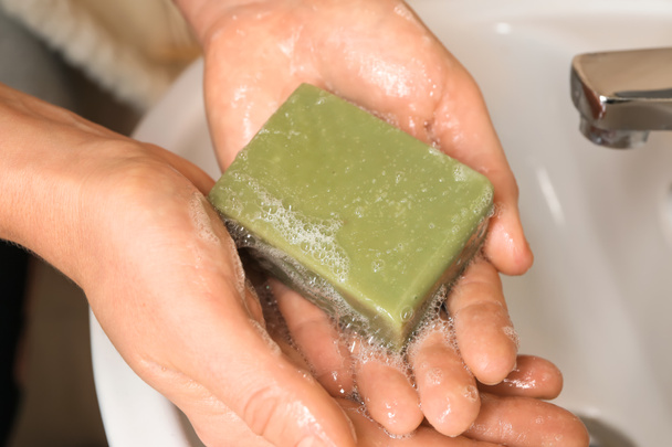 Donna che si lava le mani con sapone, primo piano - Foto, immagini