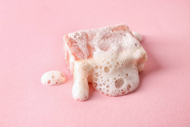 Ručně vyráběné mýdlo s pěnou na barvu pozadí - Fotografie, Obrázek