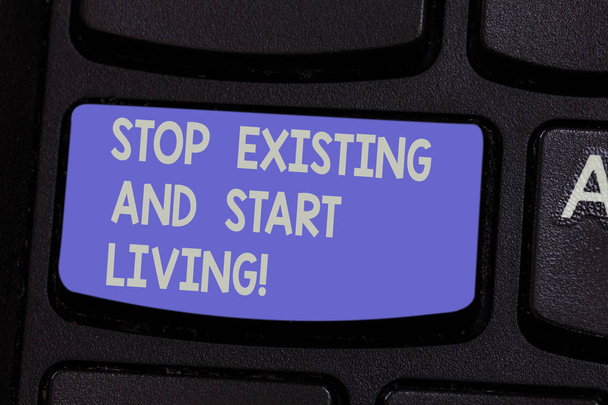 Tekst teken weergegeven: Stop bestaande And Start Living. Conceptuele foto Enjoy hebben meer vrije tijd familie momenten toetsenbord toets voornemen om computer bericht te drukken toetsenblok idee te maken - Foto, afbeelding