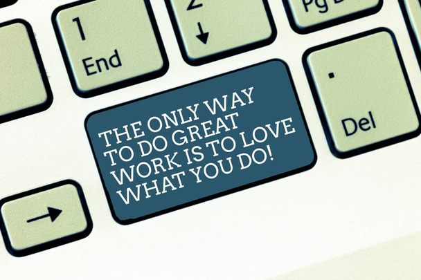 Слово писать текст Единственный способ сделать большую работу, чтобы любить то, что вы делаете. Бизнес-концепция для вашей работы Клавиатурная клавиша для создания компьютерного сообщения, нажатие идеи клавиатуры
. - Фото, изображение