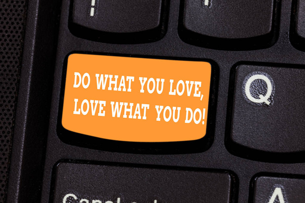 Handschrift Textschreiben tun, was Sie lieben, lieben, was Sie tun. Konzept Bedeutung Dinge mit positiver Einstellung Tastatur-Taste Absicht, Computer-Nachricht drücken Tastatur-Idee erstellen. - Foto, Bild
