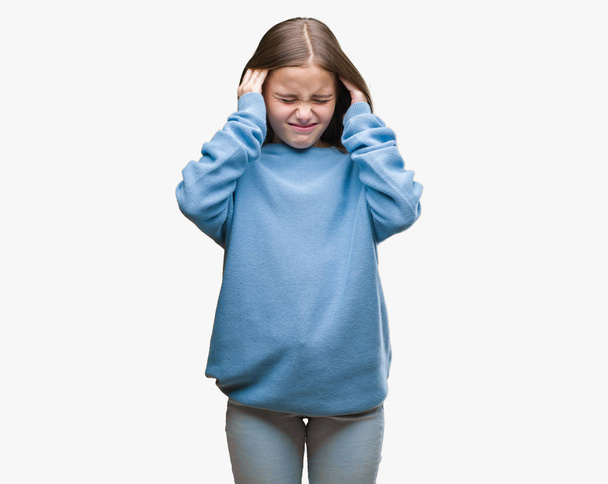 Joven chica hermosa con suéter de invierno sobre fondo aislado con la mano en la cabeza para el dolor en la cabeza porque el estrés. Dolor de migraña
. - Foto, imagen