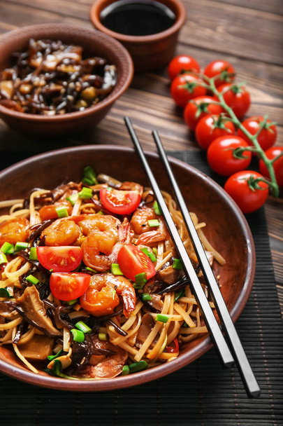 Lezzetli Çin Eriştesi, mantar ve ahşap masa, closeup sebze tabağı - Fotoğraf, Görsel