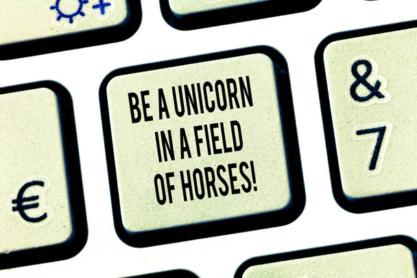 Концептуальный почерк, показывающий Be A Unicorn In A Field Of Horses. Разница заключается в том, что клавиша клавиатуры предназначена для создания идеи компьютерного сообщения
. - Фото, изображение
