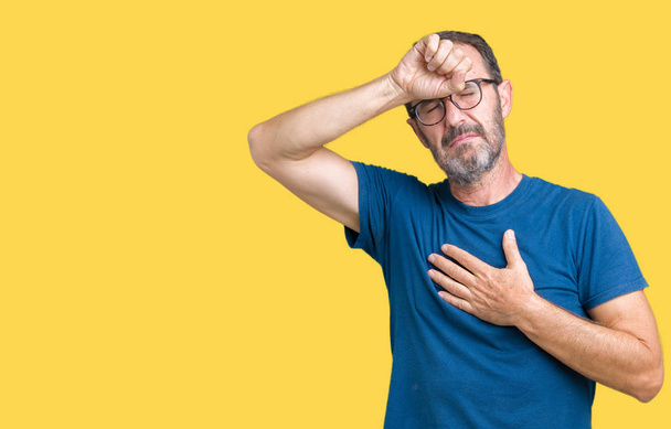 Komea keski-ikä hammas vanhempi mies yllään lasit eristetty tausta Koskettava otsa sairauden ja kuumeen, flunssa ja kylmä, virus sairas
 - Valokuva, kuva