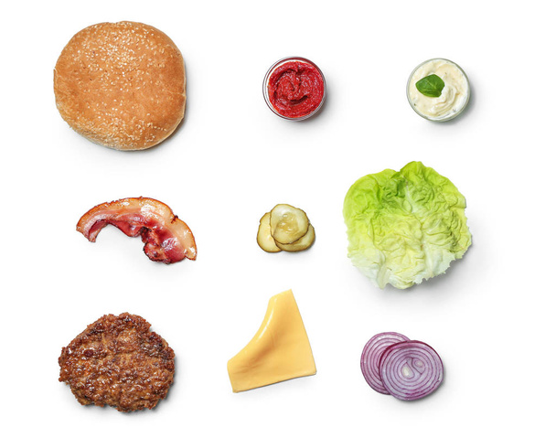 Zutaten für Burger auf weißem Hintergrund, flach gelegt - Foto, Bild