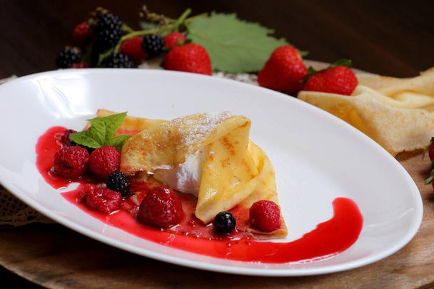 çilek ve şeker beyaz tabak yakın tarih ile Pancakes - Fotoğraf, Görsel
