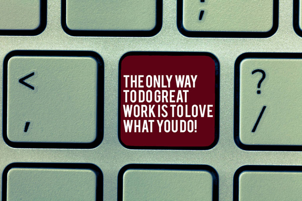 Handgeschreven tekst The alleen manier te doen grote werk Is To Love wat You Do. Begrip betekenis van motivatie in uw toets op het toetsenbord werk willen maken van computer bericht, op idee van het toetsenbord te drukken. - Foto, afbeelding