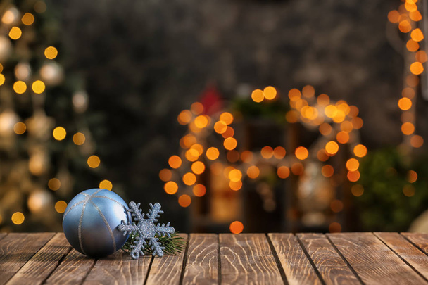 Koristeet puinen pöytä vastaan hämärtynyt joulun sisustus
 - Valokuva, kuva