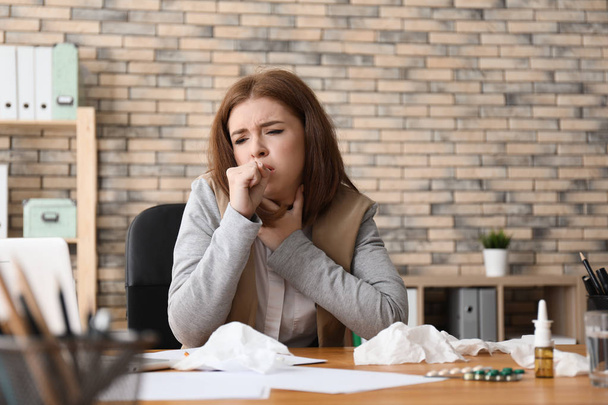 Молода жінка хвора від грипу в офісі
 - Фото, зображення