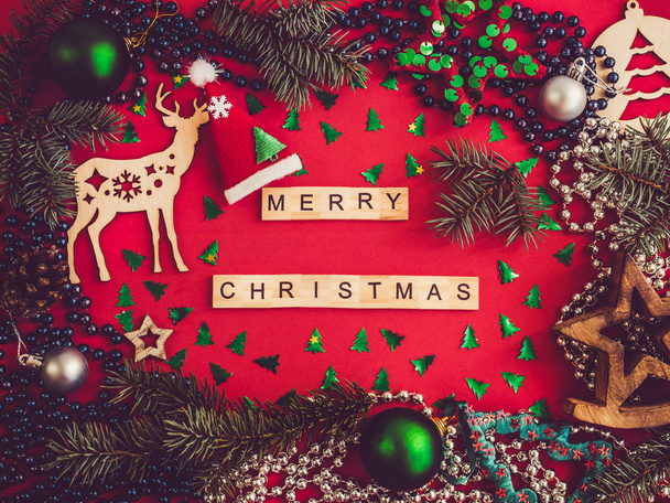 カラフルなクリスマス飾り、銀ビーズ、クリスマス ツリー、赤い面に色とりどりの見掛け倒しの枝。上面図、クローズ アップ、フラット横たわっていた。グリーティング カード - 写真・画像