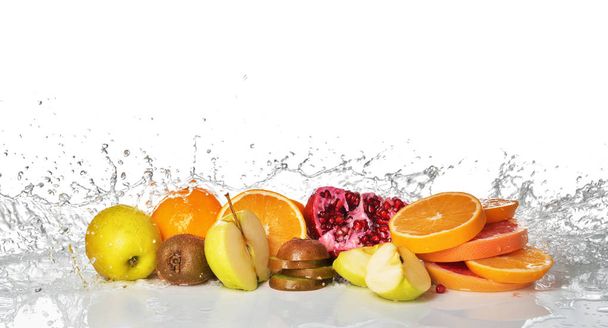 frische Früchte mit Spritzwasser auf weißem Hintergrund - Foto, Bild