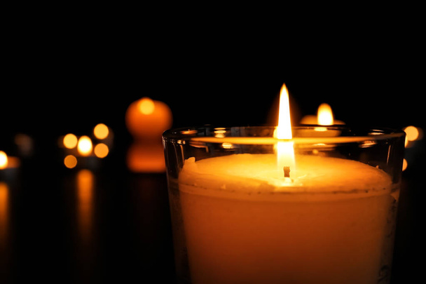 Hořící svíčka na tmavém pozadí - Fotografie, Obrázek