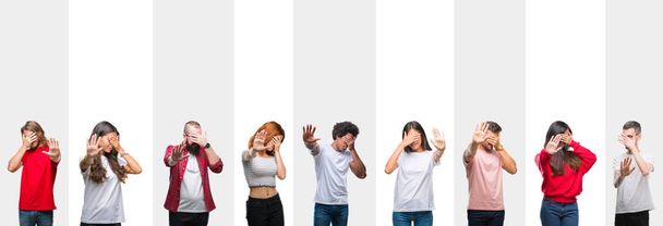 Collage aus verschiedenen Ethnien junge Menschen über weißen Streifen isoliert Hintergrund bedecken Augen mit den Händen und tun Stop-Geste mit traurigem und Angst Ausdruck. Peinliches und negatives Konzept. - Foto, Bild