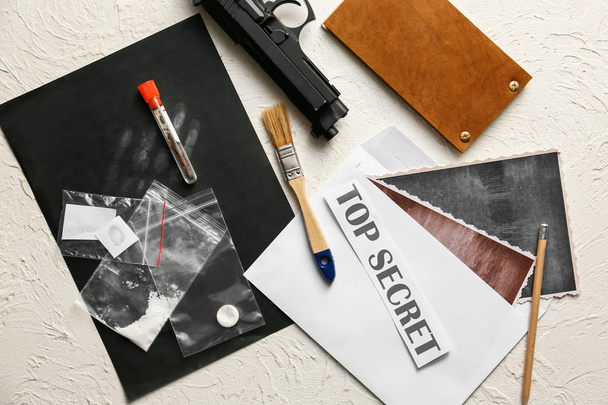 Composición plana con diferentes elementos para detective en la mesa
 - Foto, Imagen