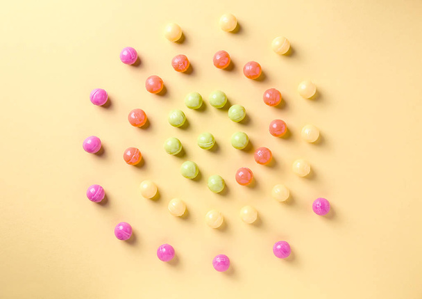 色の背景上のおいしいお菓子と作った螺旋状 - 写真・画像