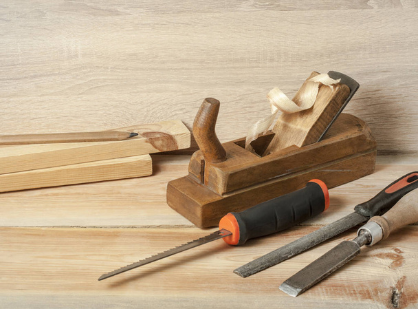 Concepto de carpintería.Empleado carpintero carpintero. Diferentes herramientas en mesa de madera. Copiar espacio para texto
. - Foto, imagen
